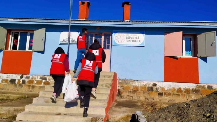 Ağrı’da Kızılay gönüllüleri vatandaşların yüzünü güldürüyor