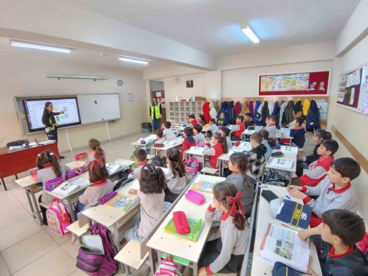 Elazığ’da öğrencilere trafik eğitimi verildi