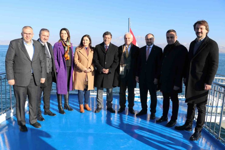 TBMM Su Ürünleri Araştırma Komisyonu üyeleri, Van Gölü’ne ağ atan balıkçıları ziyaret etti