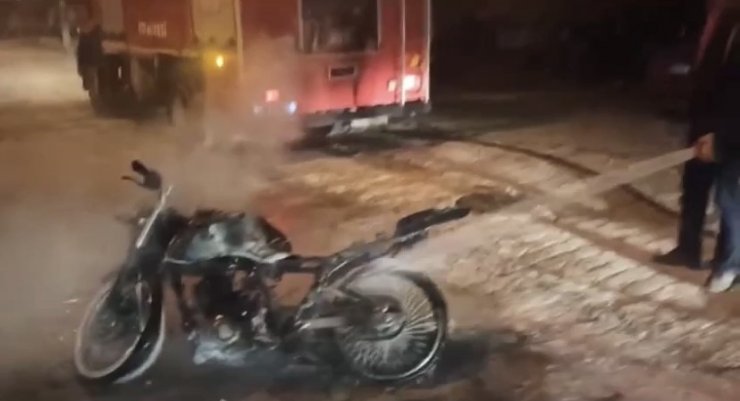 Elazığ’da seyir halindeki motosiklet yandı