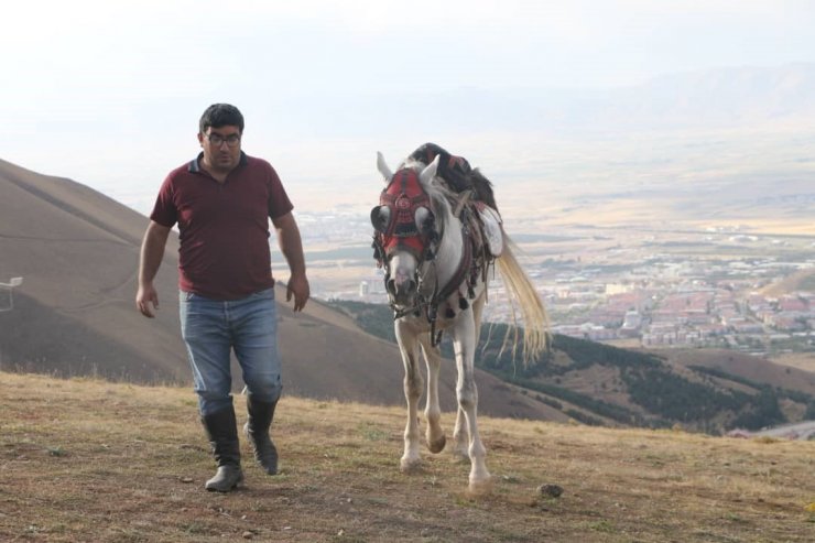 “Eski Çağ’dan Modern Çağ’a” atın kitabını yazdılar