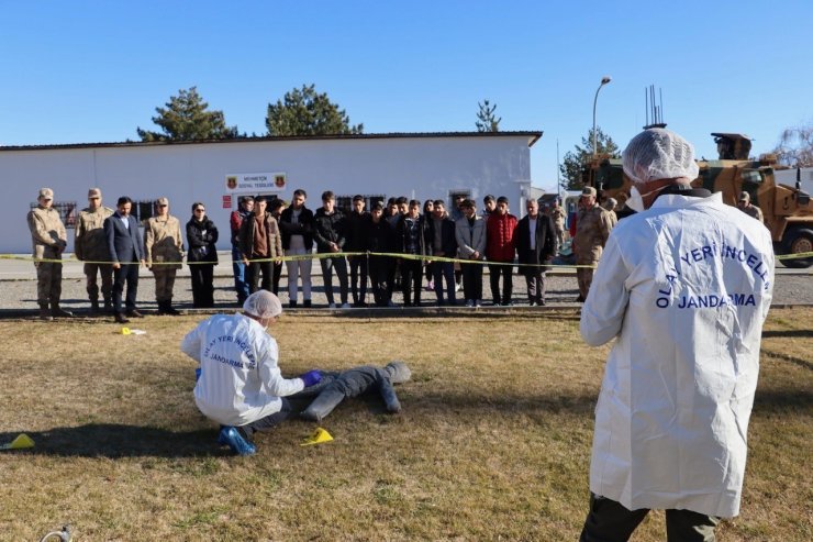 Jandarma ekiplerinden liseli öğrencilere meslek tanıtımı