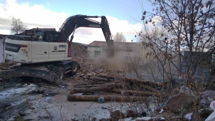 Kars Belediyesi metruk binaları tek tek yıkıyor