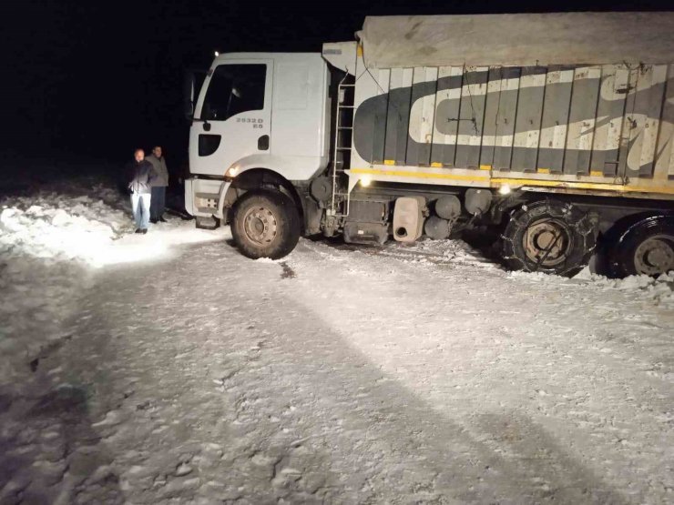 Muradiye’de kar nedeniyle yolda kalan araçlar kurtarıldı