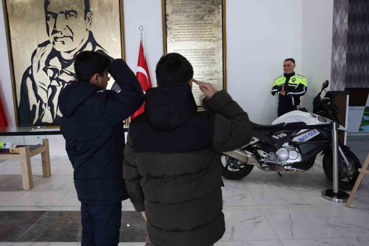 Şehit Fethi Sekin’in balmumu heykeliyle tanışan çocukların dokunaklı selamı