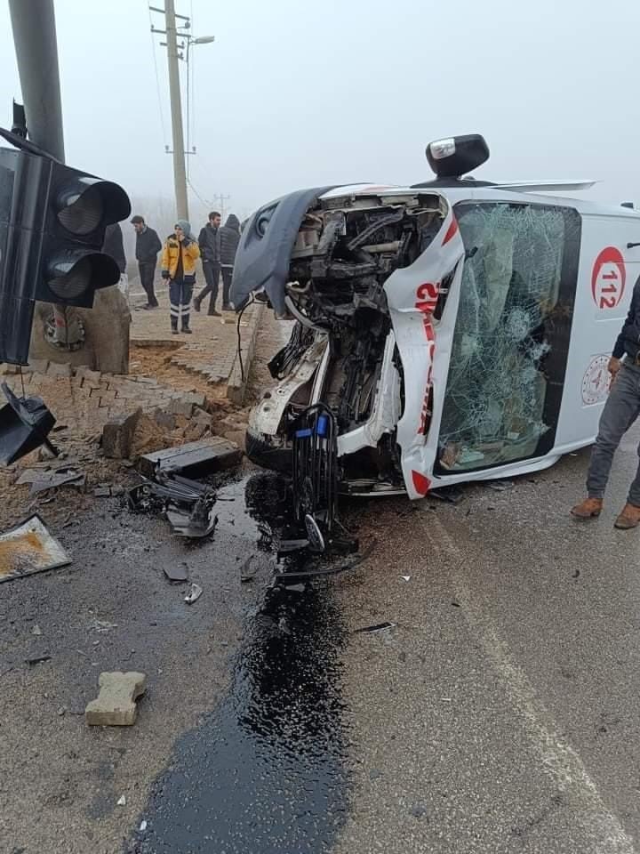 Elazığ’da ambulans sinyalizasyon direğine çarptı: 1 yaralı