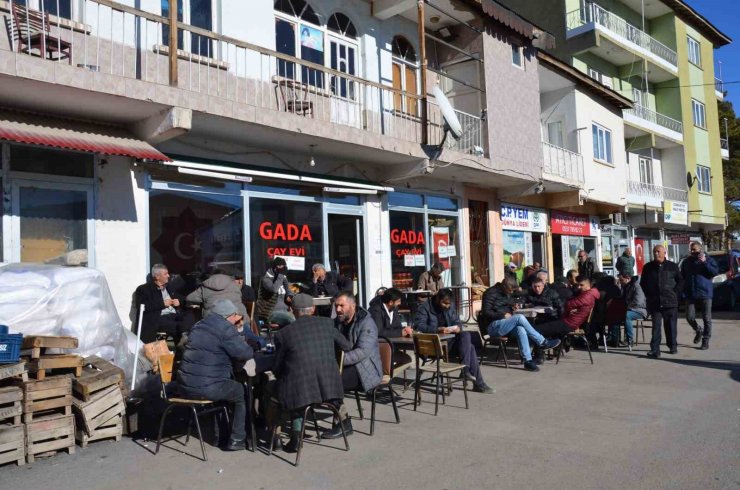 Tercan’da zemheri ayında vatandaşlar güneşli havanın tadını çıkarıyor