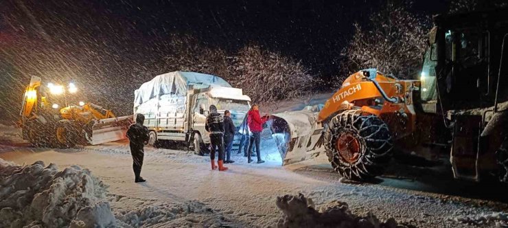 Muradiye’de yolda mahsur kalan araçlar kurtarıldı