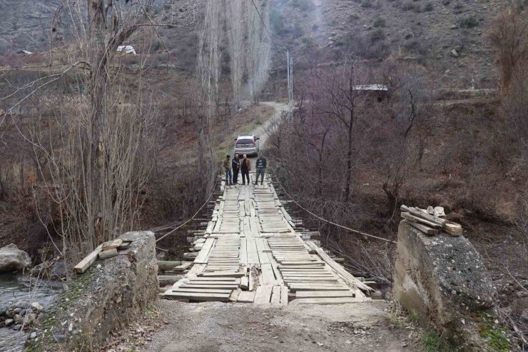 Hacı Mahallesi sakinleri 3 çocuğun düşerek öldüğü tahta köprü için çözüm bekliyor