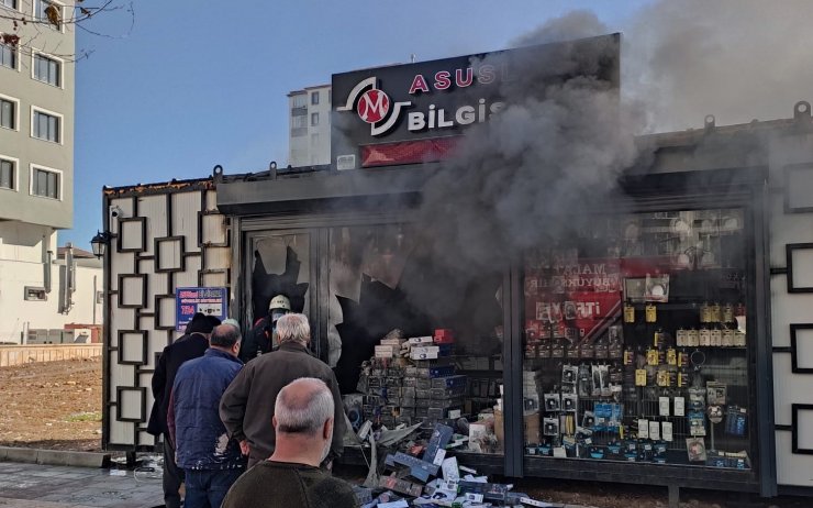 Malatya’da konteyner iş yerinde çıkan yangın büyümeden söndürüldü