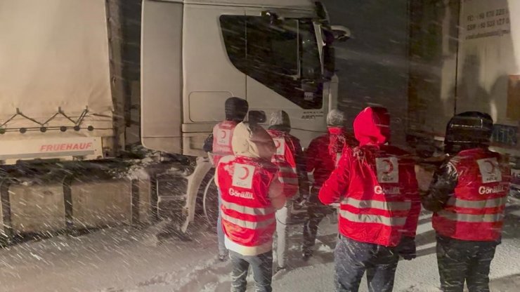 Tendürek Geçidi’nde bekleyen tır sürücülerine Kızılay’dan kumanya