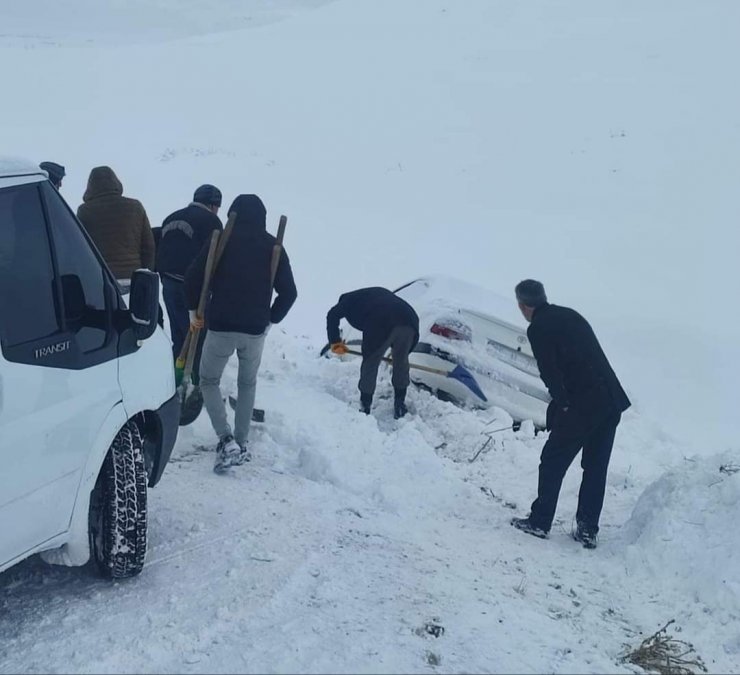 Özalp’ta kar nedeniyle yolda kalan araçlar kurtarıldı