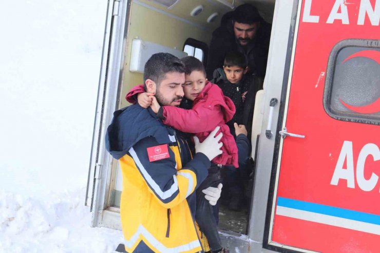 Ağrı’da 4 kardeşin yardımına paletli ambulans yetişti