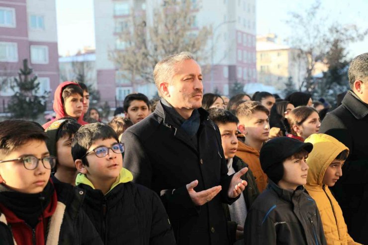 Ağrı’da şehitler için okullarda bir dakikalık saygı duruşunda bulunuldu