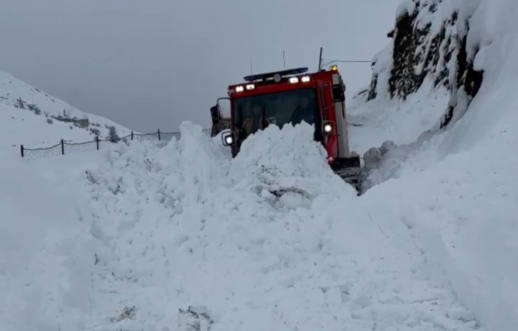 Van’da 65 yaşındaki hastaya snowtrack ambulansla ulaşıldı