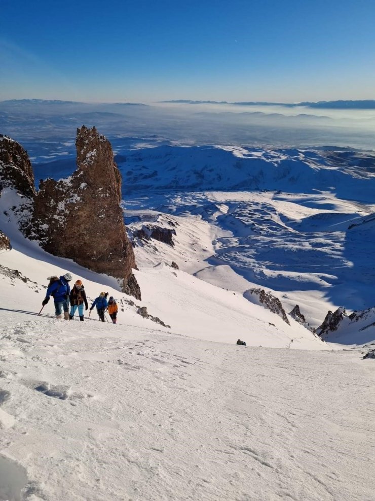 Erciyes’in zirvesinde Van Gölü’ne dikkat çektiler