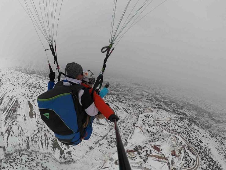 Ergan Dağı’nda adrenalin dolu ’göl manzaralı’ yamaç paraşütü