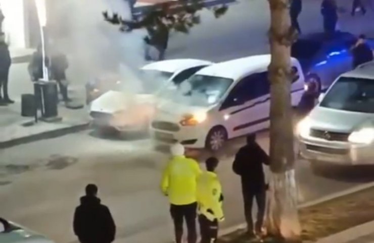 Tatvan’da seyir halindeki hafif ticari araç yandı