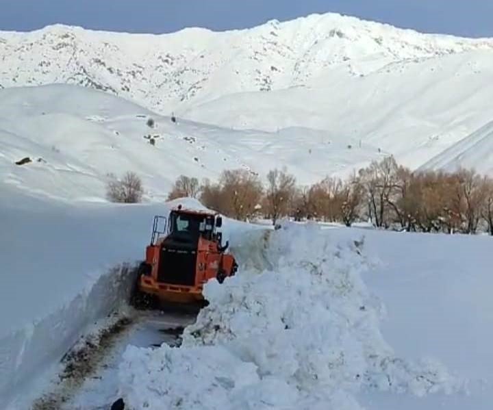 Şemdinli’de yol açma çalışması devam ediyor