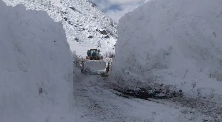 Yüksekova’da 5 metreyi geçen kar tünellerinde çalışma