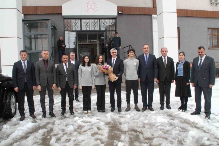 Bakan Yardımcısı Yılmaz projeleri uzayda test edilecek Muşlu öğrencilerle bir araya geldi