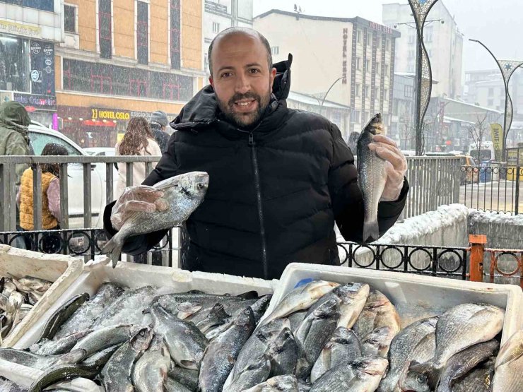 Yüksekova’da balık tezgahlarına yoğun ilgi