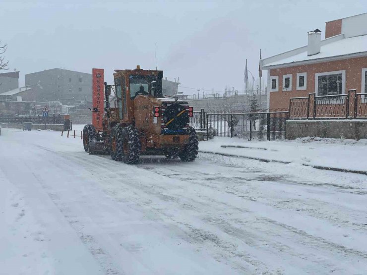 Başkale’de kar yağışı: 48 yerleşim yerinin yolu kapandı