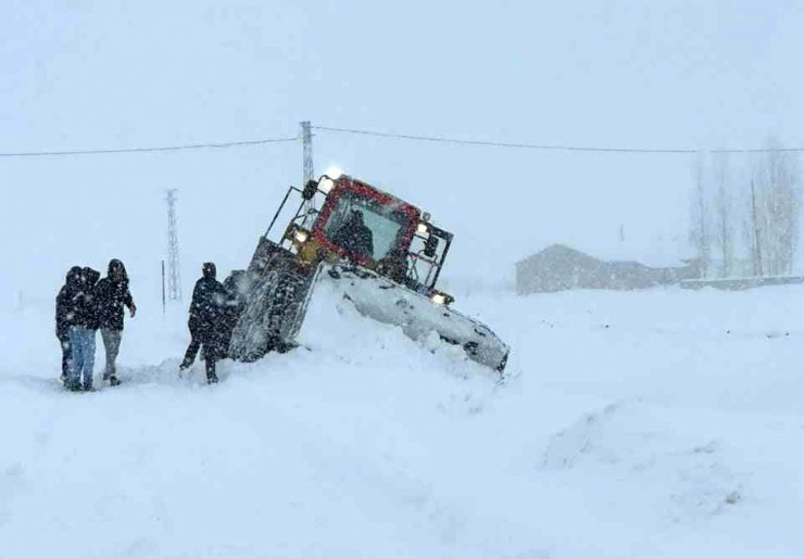 Van’da kurtarma çalışması sırasında iş makinesi kara saplandı