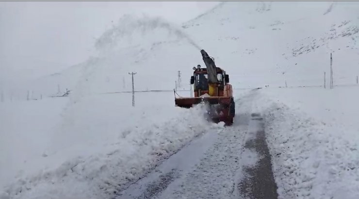 Yüksekova’da kapalı yollar açılıyor