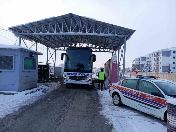 Muş’ta jandarma ekipleri otobüsleri denetledi