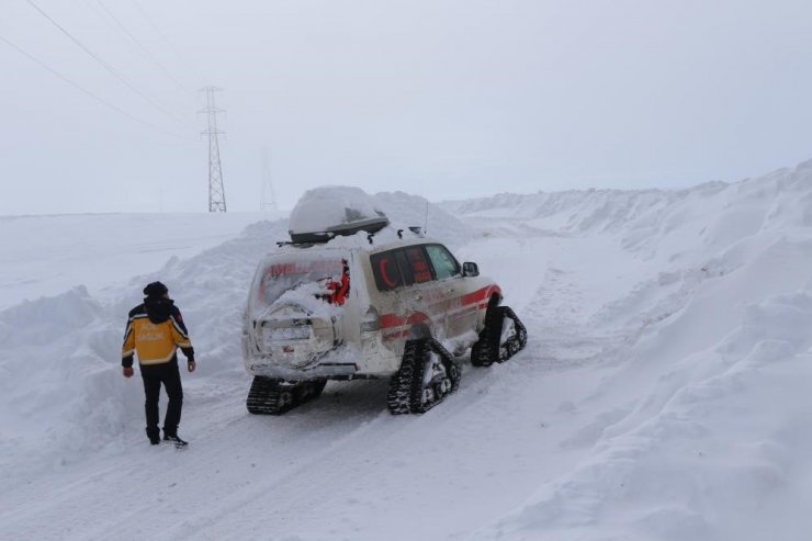 Erzincan’da karlı dağları aşan paletli ambulanslar hastaların derdine derman oluyor