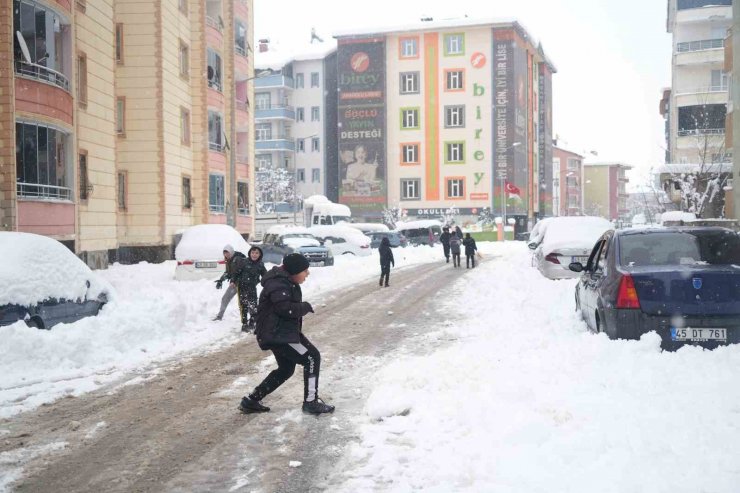 Muş’ta kar yağışı hayatı olumsuz etkiledi