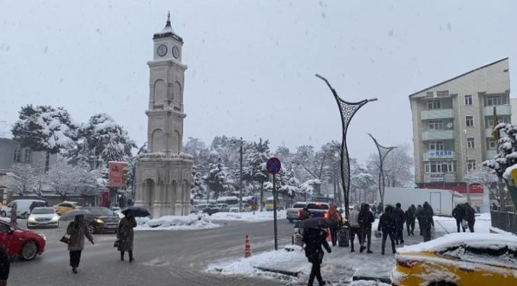 Tatvan’da kar yağışı ilçeyi beyaza bürüdü