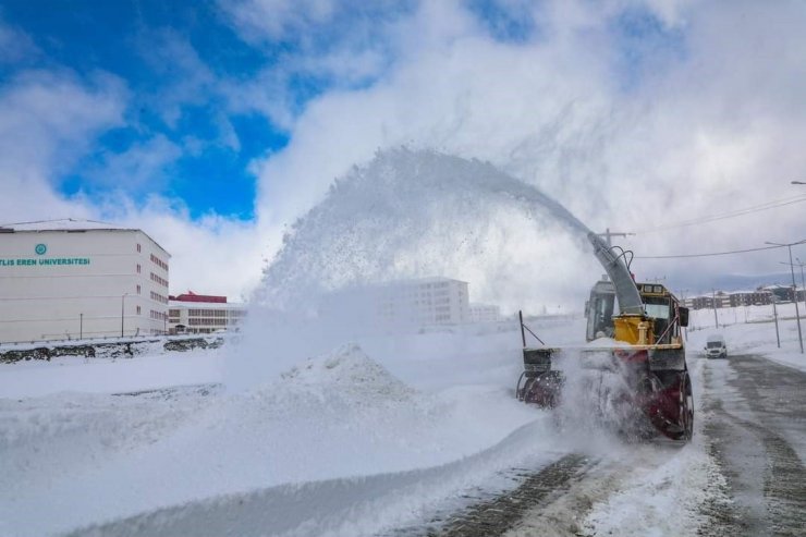 Bitlis’te kapalı köy yolları tek tek açılıyor