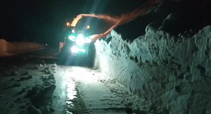 "Turuncu elbiseliler" gece iş başında: 3 metrelik karlı yolu açma çalışması