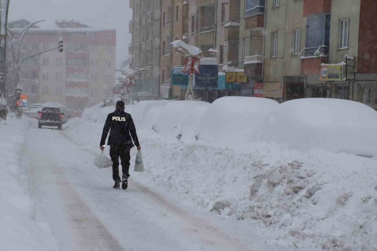 Hakkari’de kartpostallık kar manzaraları görenleri mest etti