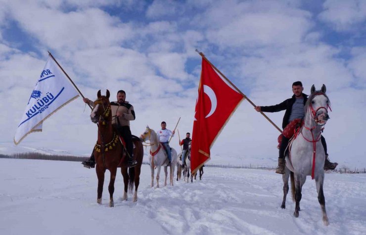 Erzurum’da kar üzerinde cirit keyfi