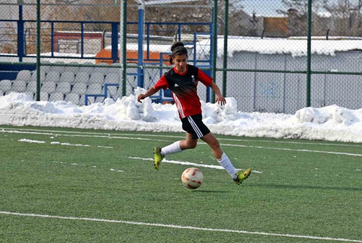 Van’ın milli futbolcusu Şilan performansıyla göz dolduruyor