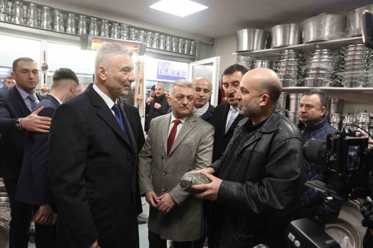 Bakan Bolat, Malatya’da geçici işyerlerindeki esnafları ziyaret etti