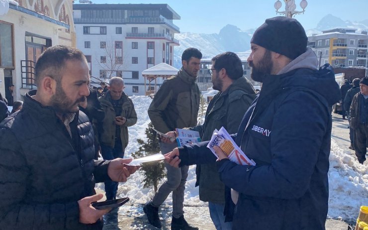 Hakkari polisi ’Siberay’ bilgilendirme broşürü dağıttı