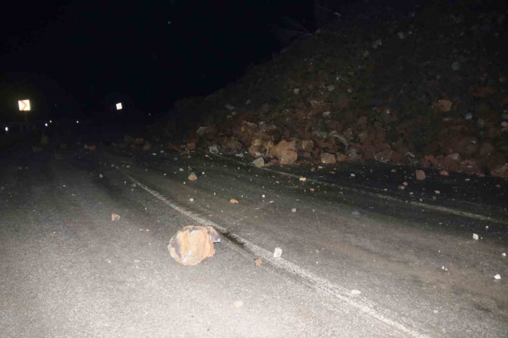 Bitlis’te yola düşen kayalar trafik akışını durdurdu