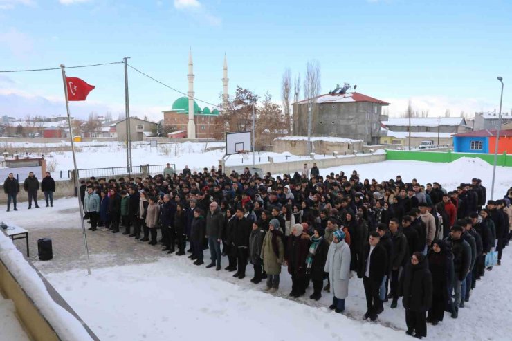 Ağrı’da deprem şehitleri için saygı duruşu