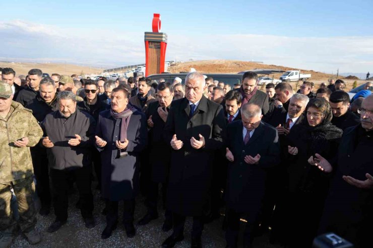 Bakan Ersoy depremde hayatını kaybedenleri mezarı başında andı