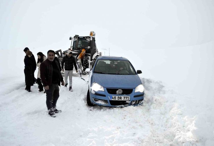 Erciş’te yolda mahsur kalan öğretmenler için ekipler seferber oldu