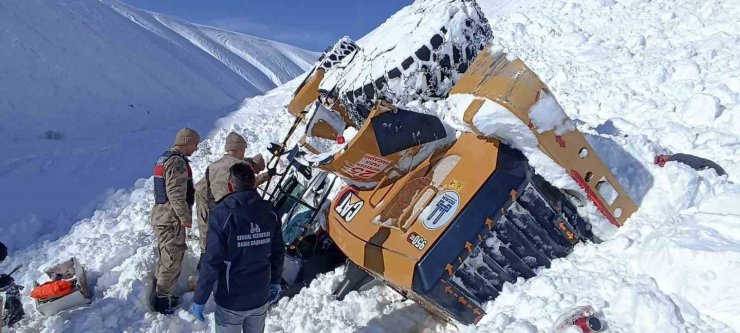 Çığ altında kalan operatör jandarma ekiplerince kurtarıldı