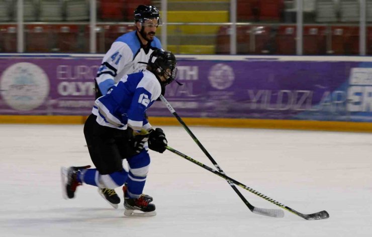 Erzurum’da buz hokeyi heyecanı sürüyor