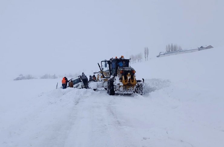 Van’da yol açma ve kurtarma çalışması