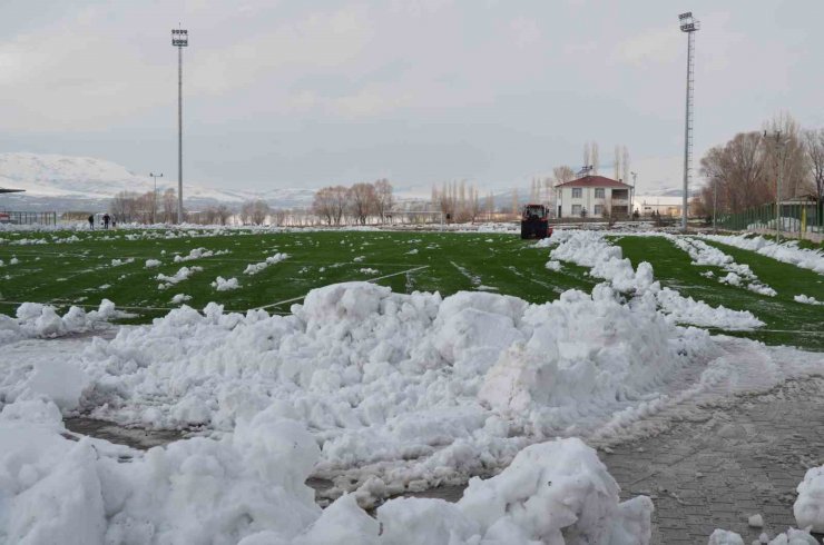 Diyarbakır Çınarspor ile Yeşil Vartospor maçı öncesi saha kardan temizlendi