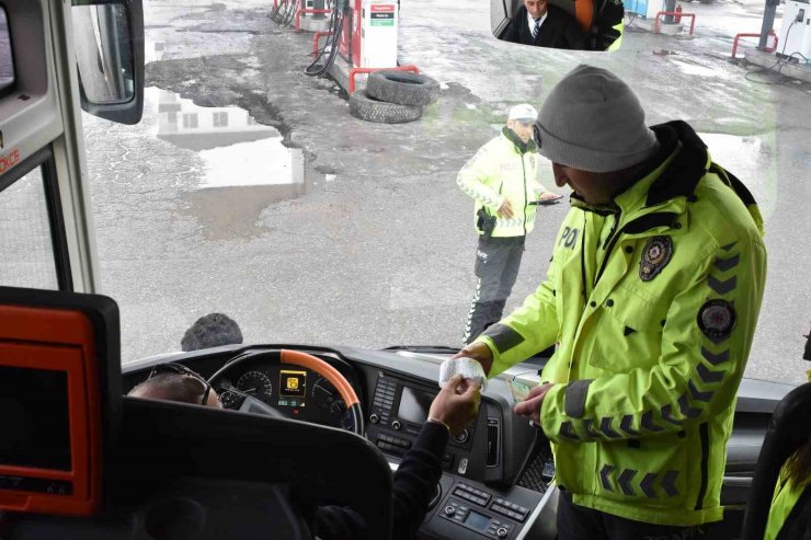 Bitlis polisi otobüslerde emniyet kemeri bilgilendirmesi yapıyor