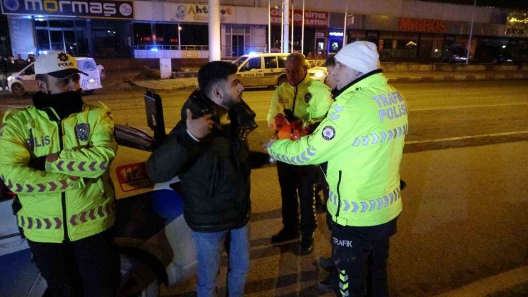 Polisin ’dur’ ihtarına uymayarak kaçan ehliyetsiz sürücü kaza yaptı